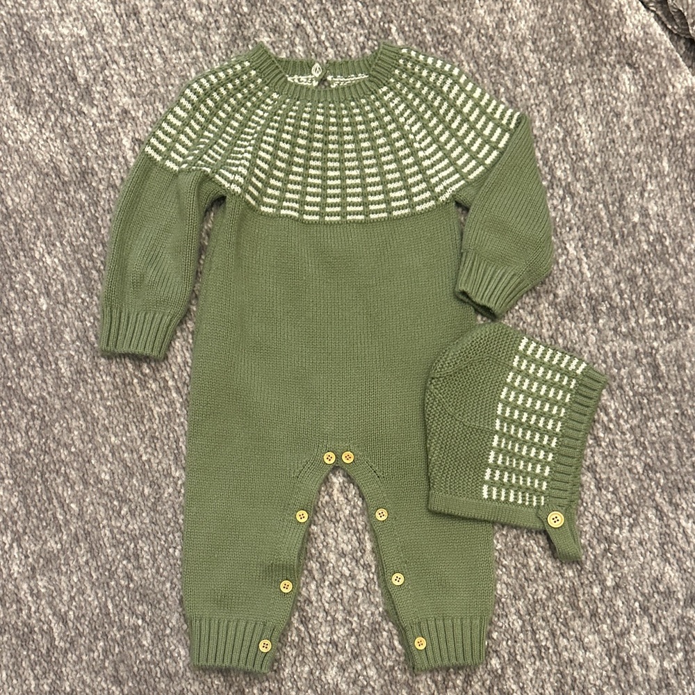 EUC Green & white Knit Baby One Piece with matching bonnet size 18/24mo